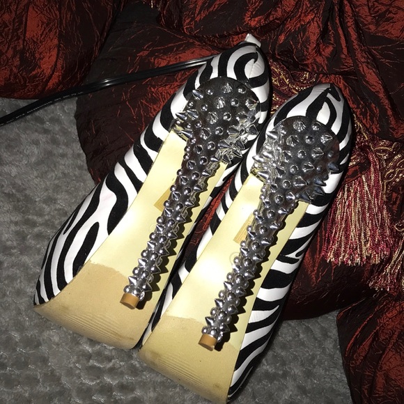 Never worn black an white heels - Picture 3 of 4